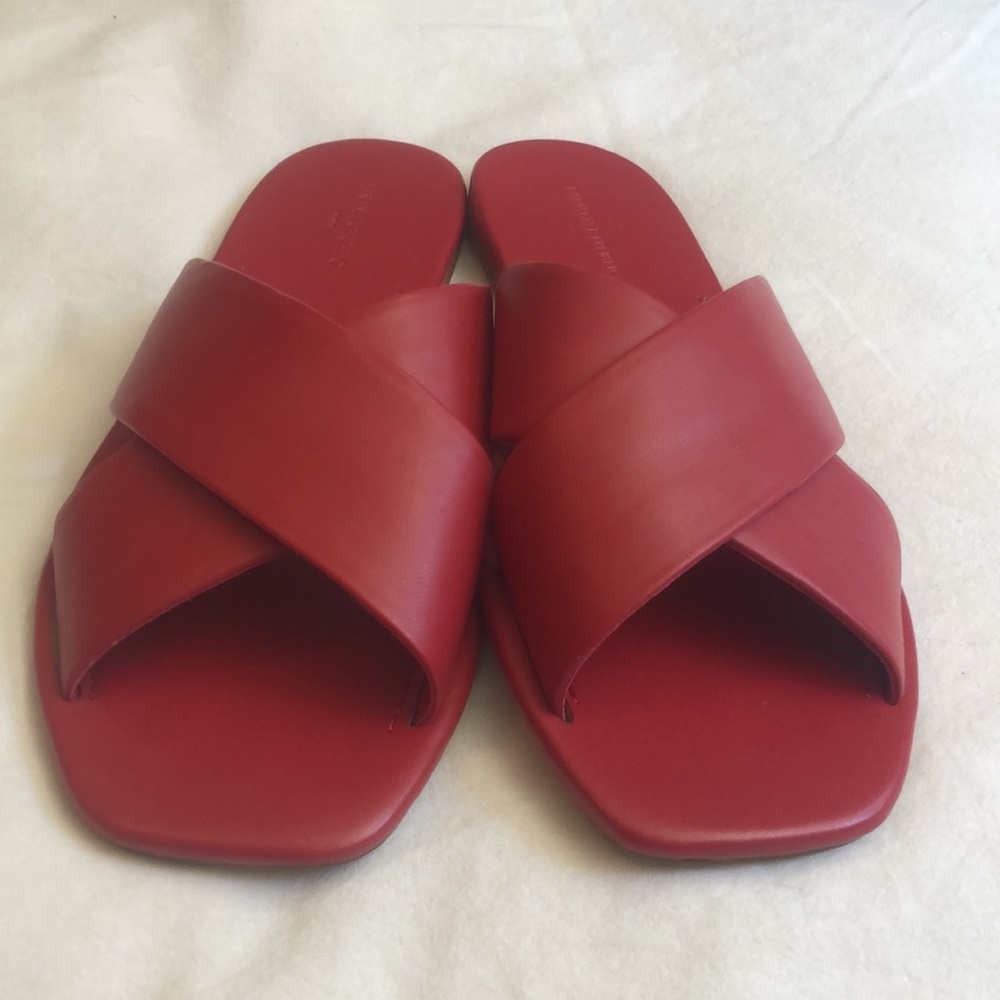 In “spicy orange” looks more like a cherry red. No tags, never worn. - Picture 2 of 4